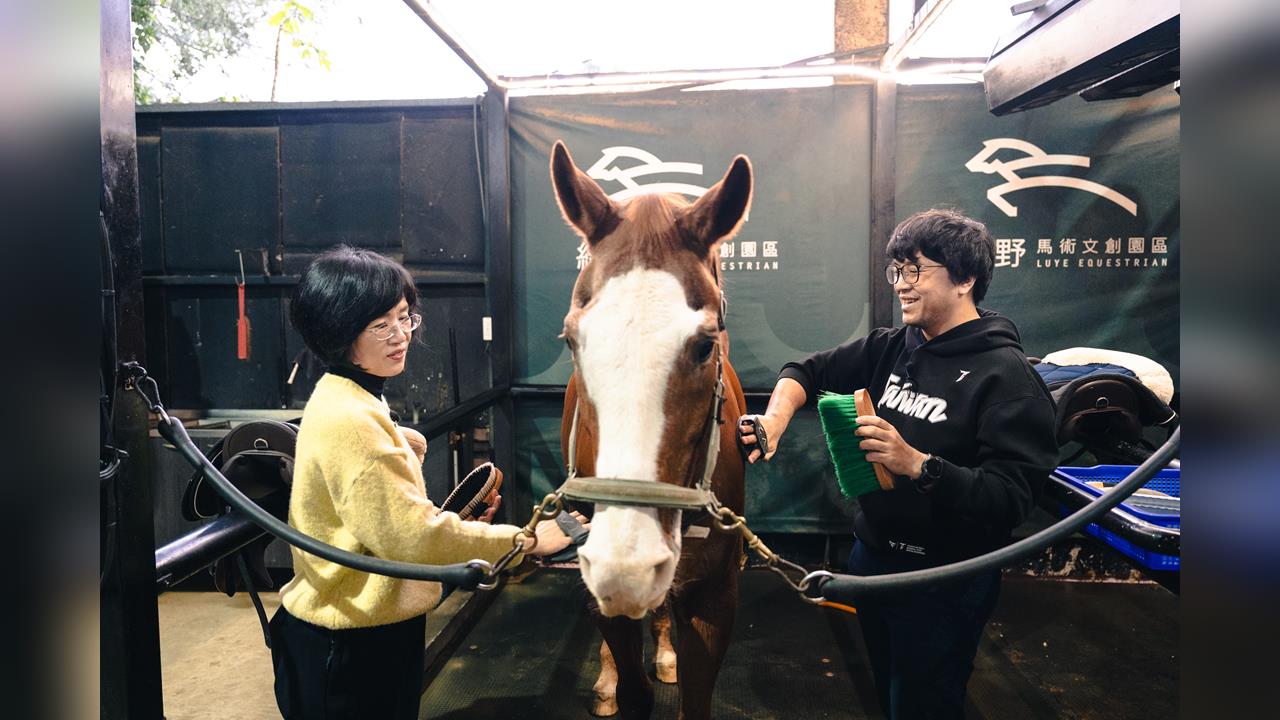 快新聞／歡喜迎馬年！蘇巧慧化身一日馬場照護員　沈伯洋竟成「Q毛本尊」？