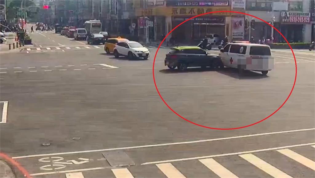 快新聞／鳴笛執勤中！高雄救護車「路口遭休旅車撞上」　肇事女駕駛挨罰、吊照