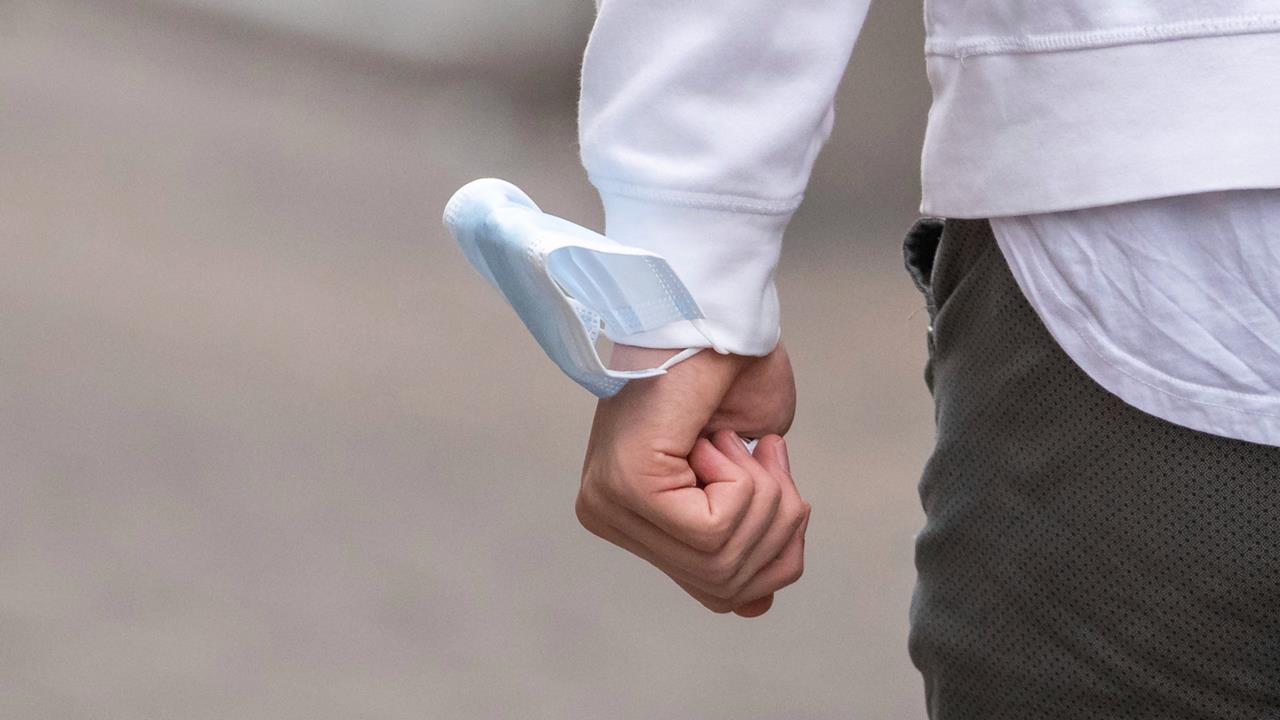 要不要當我的小女友…判5月定讞！女藥師遭院長二度「緊抱捏臀、猥褻狂聞味」