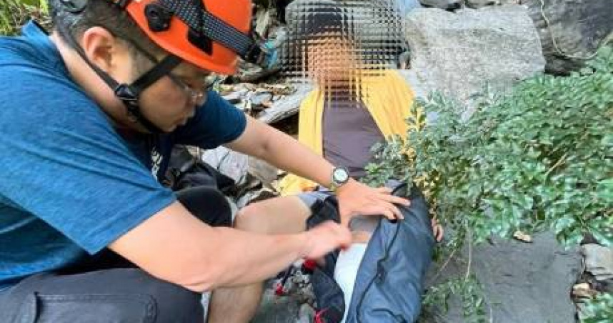 獅王瀑布3山友遭突發落石砸中 滑落百公尺山坡黑鷹急飛吊掛