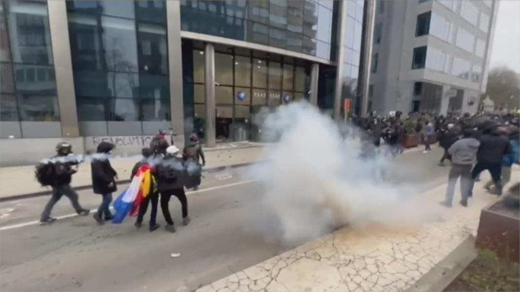 比利時5萬人上街抗議防疫限制　爆警民衝突
