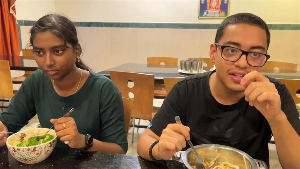 他犒賞學生吃台灣牛肉麵　印度女孩「不敢碰青花菜」原因曝：從來沒看過