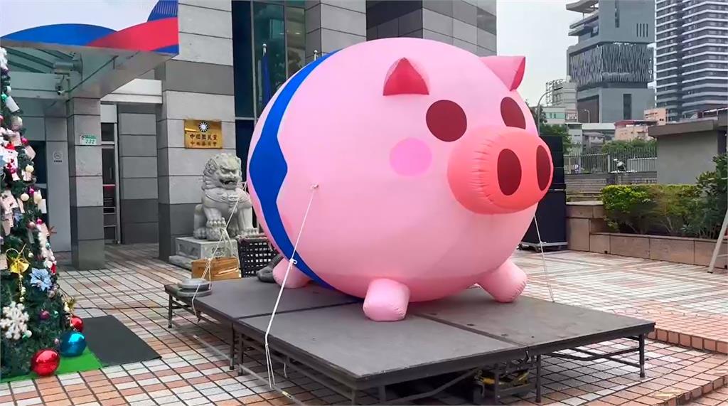 快新聞／青鳥入夜飛至國民黨中央集會　藍營搬「豬氣球」應戰