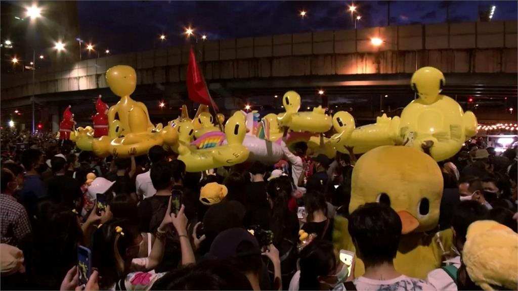 黃色小鴨再現曼谷 民眾上街反總理帕拉育