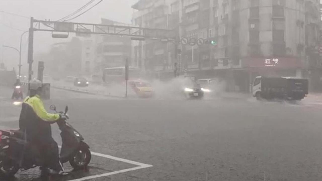白海豚才走「1區域全面雨」！粉專揭「西南風接力炸整週」警戒走向曝光