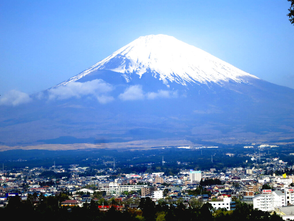 富士山「白頭」出現了! 迎130年來最晚初冠雪