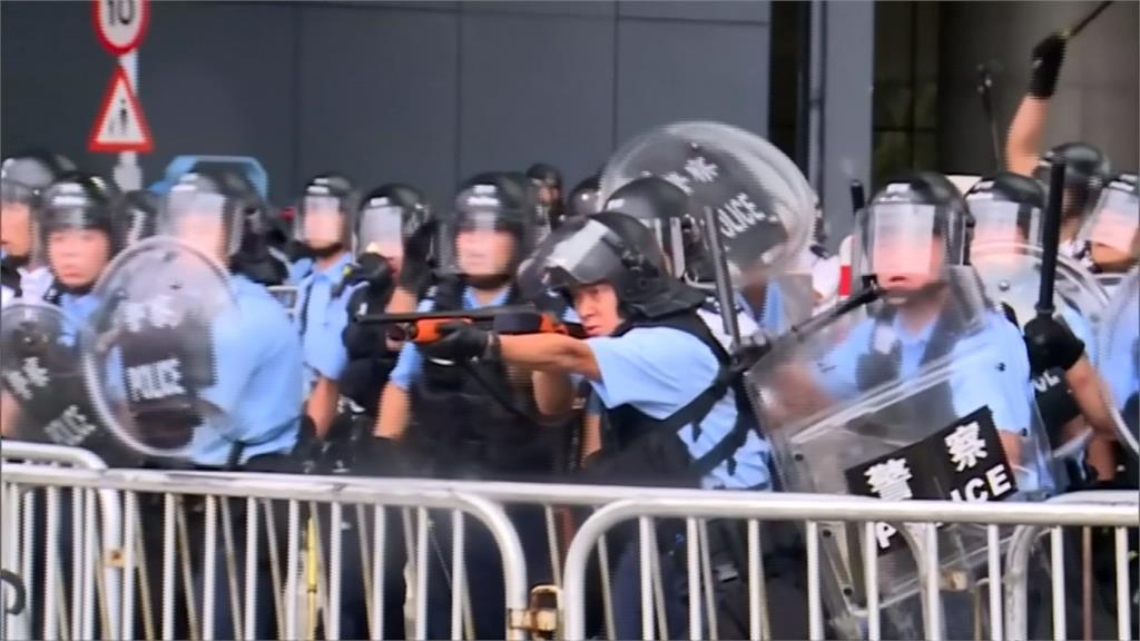 反送中示威人潮暫散去 立法會仍大批警力戒備