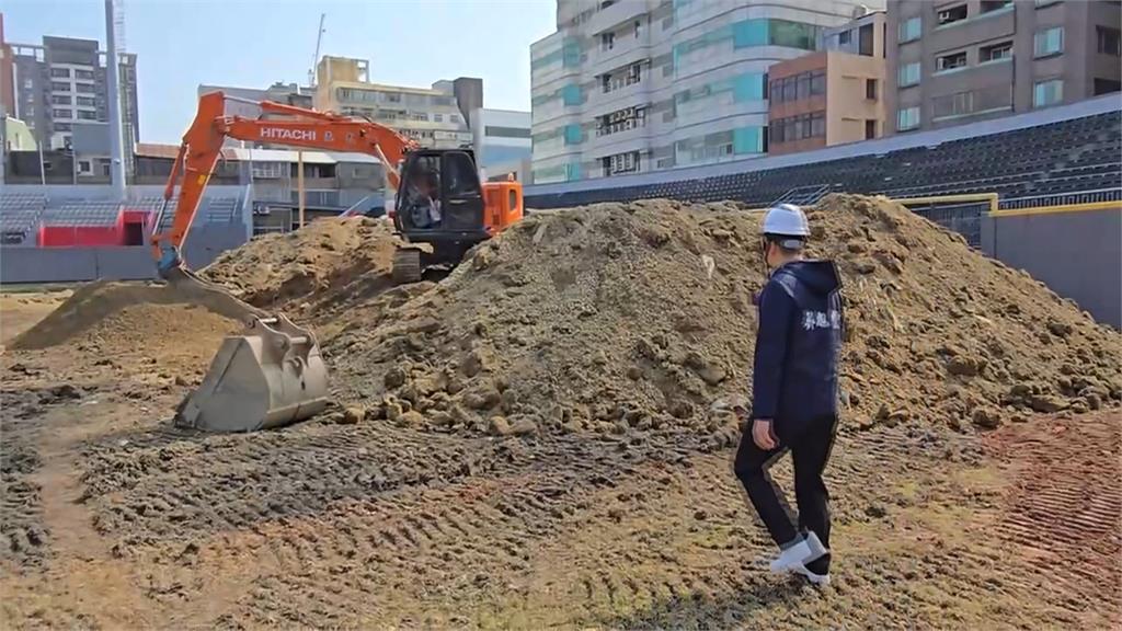 承包廠商出包？　新竹棒球場開挖覆土　驚見各種廢棄物