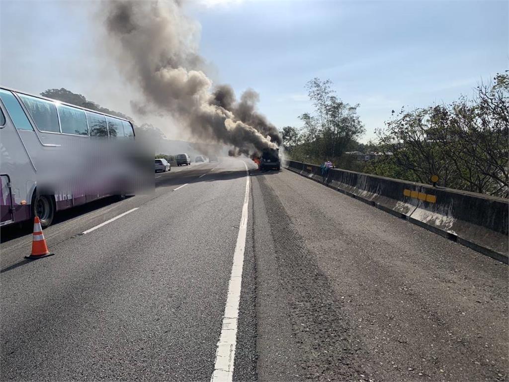 快新聞／怵目驚心！疑似引擎過熱　國1造橋段火燒車「濃煙直竄天際」