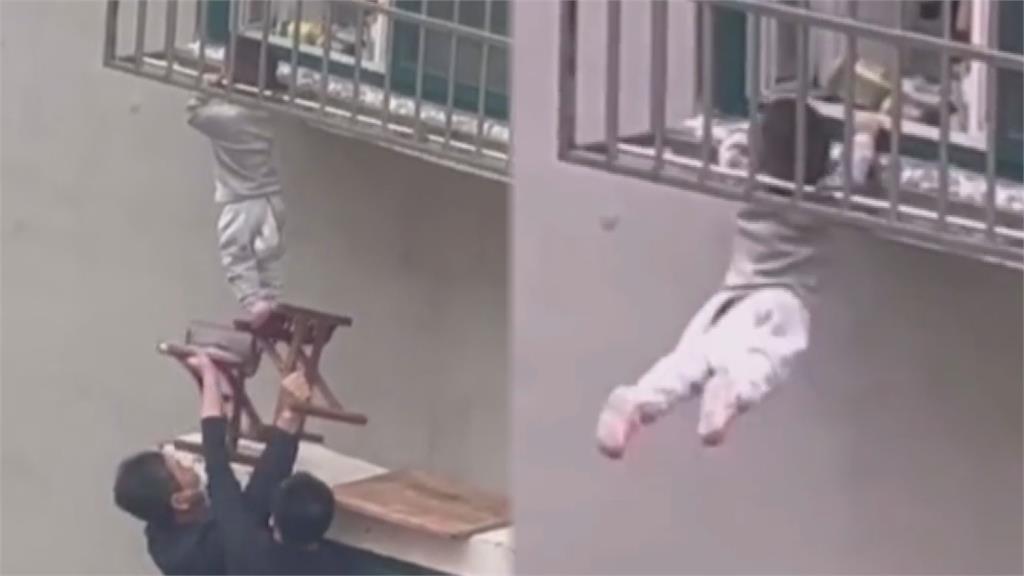 家長在哪裡！中國幼童頭卡欄杆懸掛5樓窗台　驚險畫面嚇壞鄰居