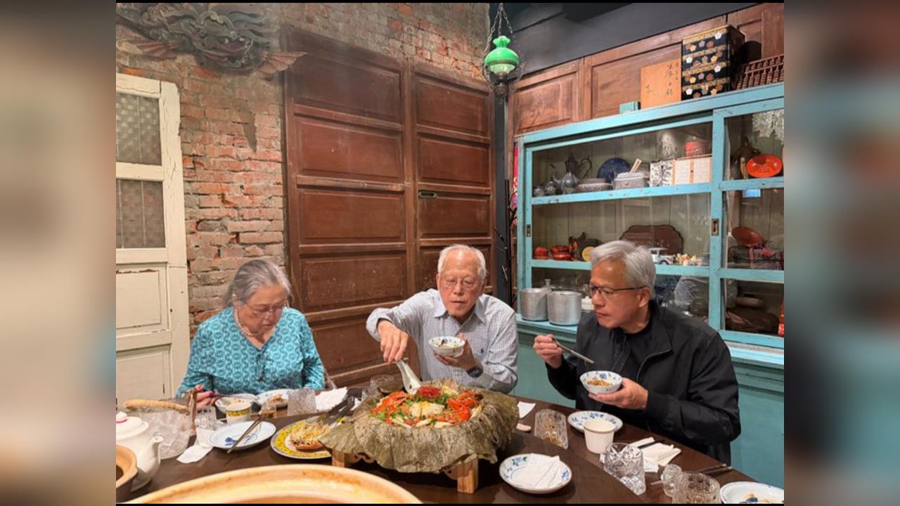 孝順!黃仁勳每年帶父母回台吃美食 曝「追求完美」是遺傳