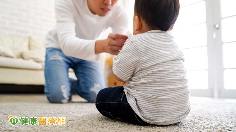 孩子變「魔鬼氈」黏踢踢?專家:多是正常發展 上學後有7現象要留意
