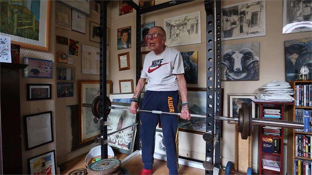 最強壯英國阿公！　86歲<em>舉重</em>77公斤創世界紀錄