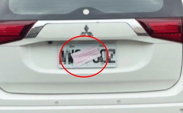誇張！　車輛違停占人行道　「口罩遮車牌」逃取締？