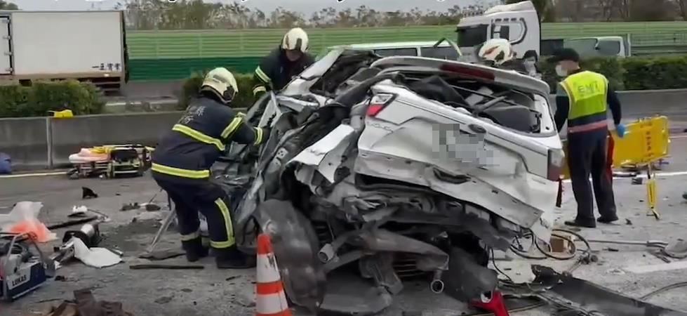 快新聞／國1彰化段2轎車遭「前後夾擊」撞成廢鐵　釀1死1傷