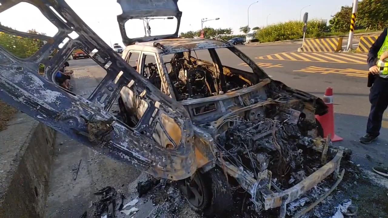 剛下交流道...引擎嚴重抖動 車子起火燃燒 2人急逃生