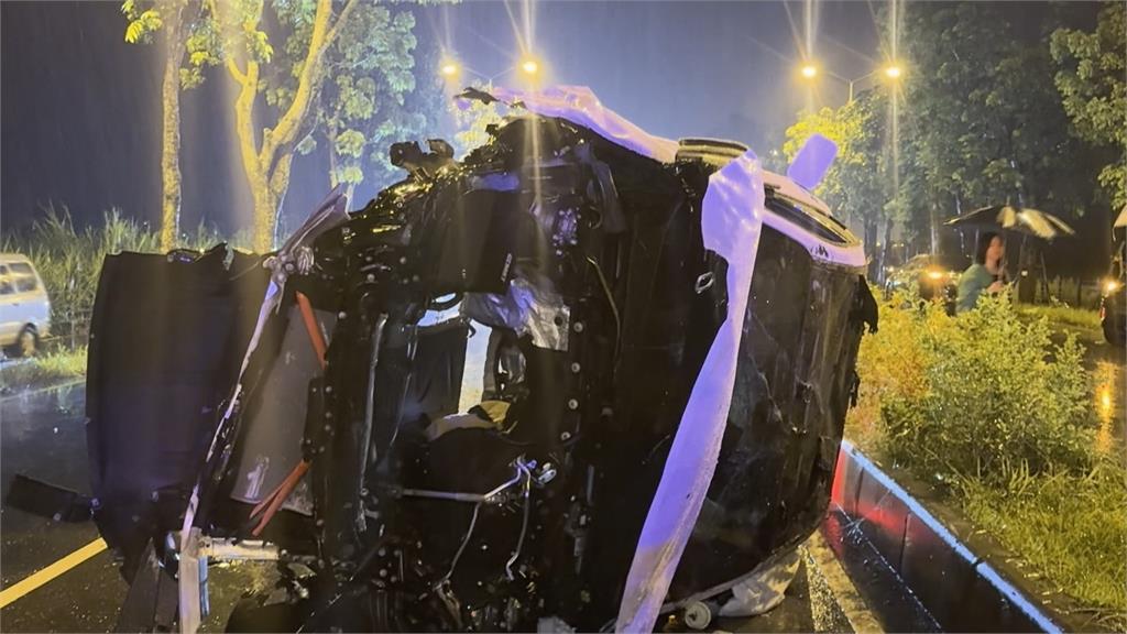 疑天雨路滑釀禍! 花蓮駕駛失控連2撞 引擎噴數十米遠
