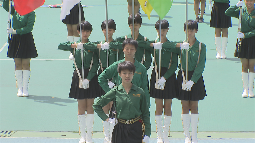 睽違九年！「小綠綠」樂儀旗隊重返國慶表演 北一女150名隊員冒雨彩排「備戰演出」