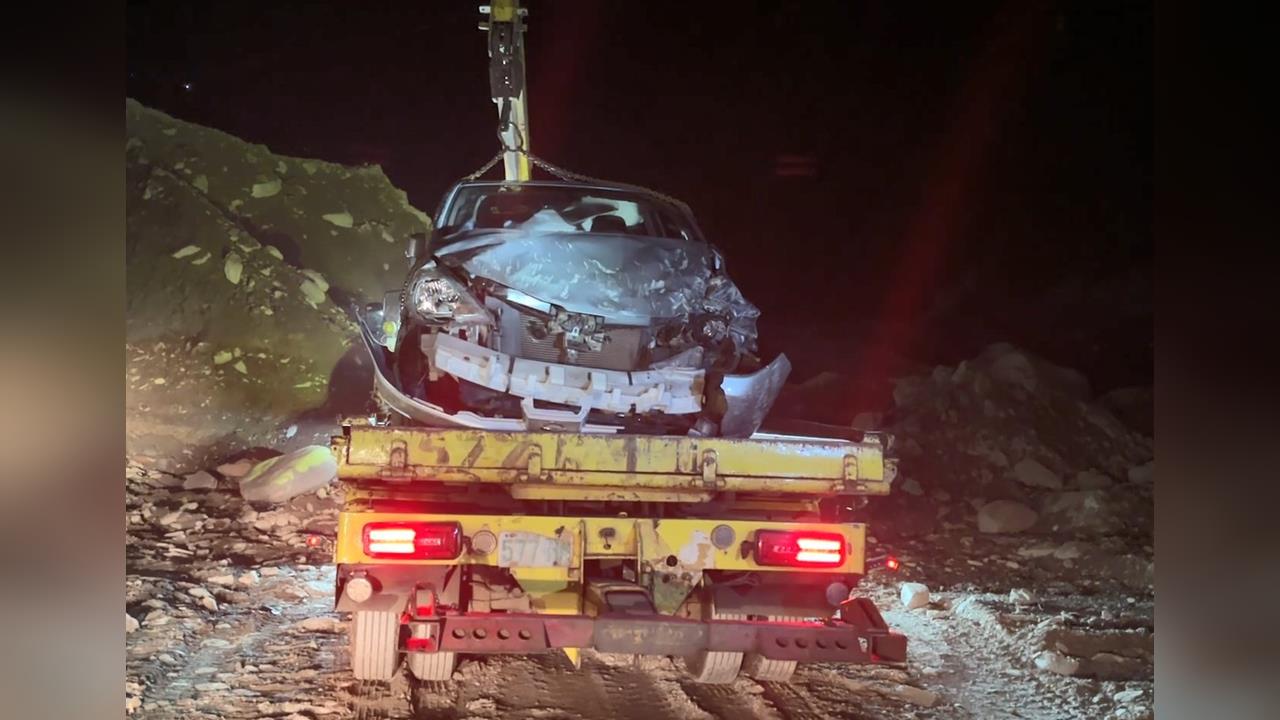 疑視線昏暗+不熟路況 夫妻誤闖產業道路墜6米深溪床