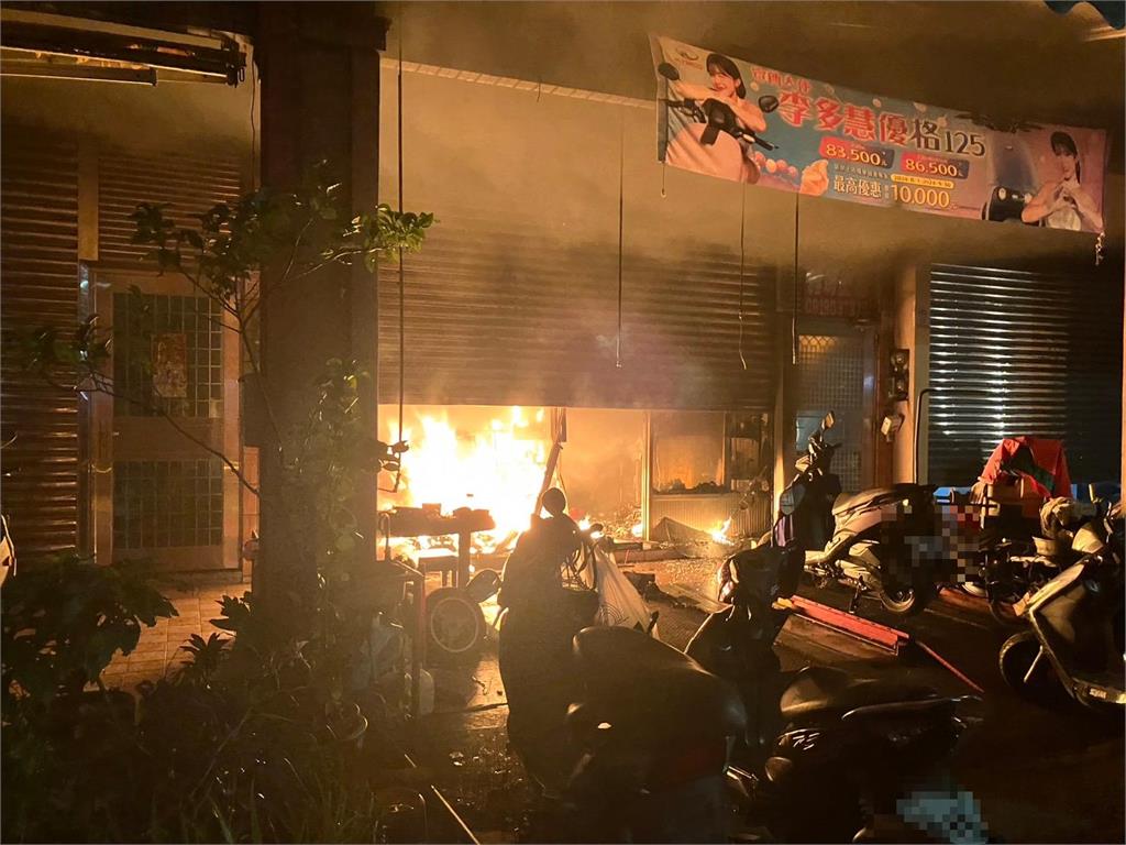 快新聞／宜蘭機車行凌晨火警！　3人一度受困3樓「急到陽台求救」