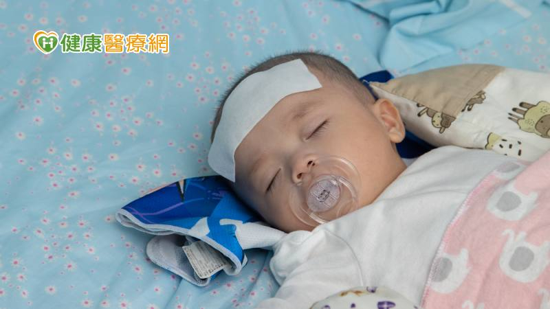 了解腸病毒重症前兆！「嗜睡、活力不佳」跟一般感冒時沒活力有何不同？