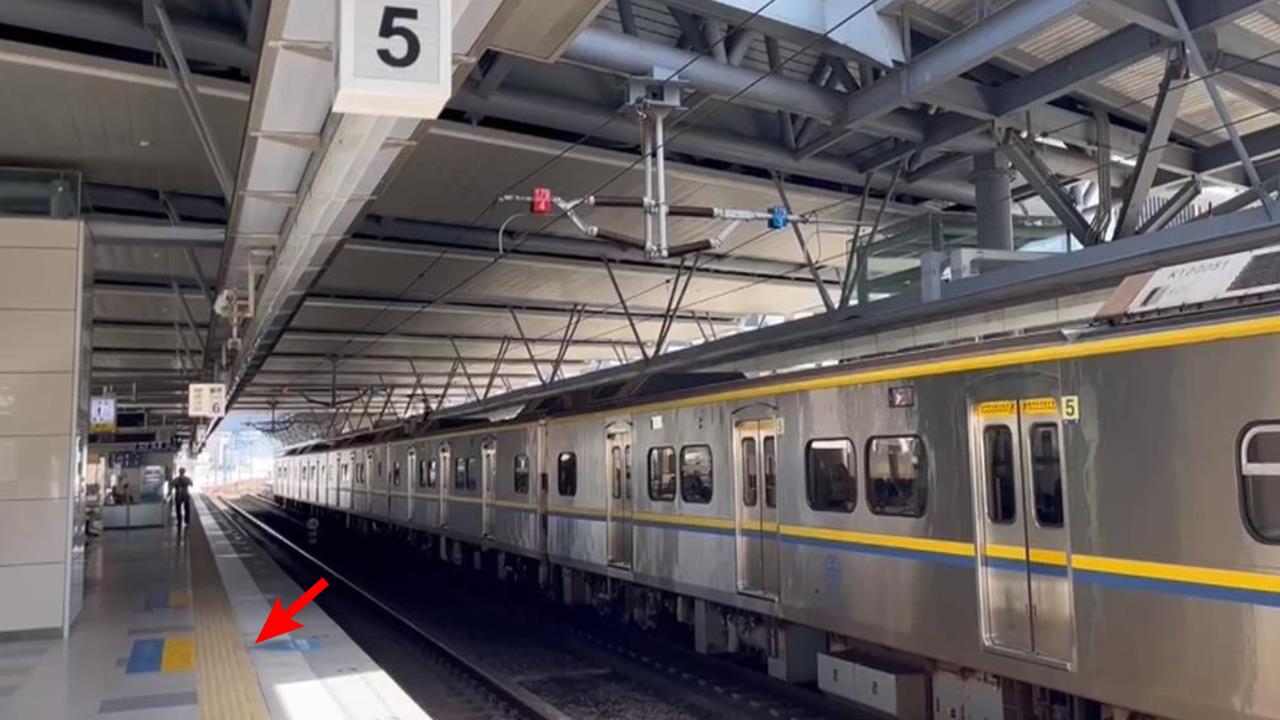 為何火車進站不能超越黃線？理化老師用「2張衛生紙示範」真相全說了