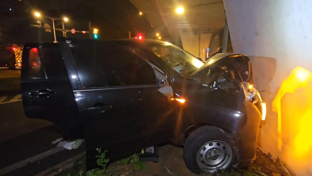 快新聞／悚！基隆暗夜1汽車「高速衝撞女騎士」　再自撞橋墩身亡