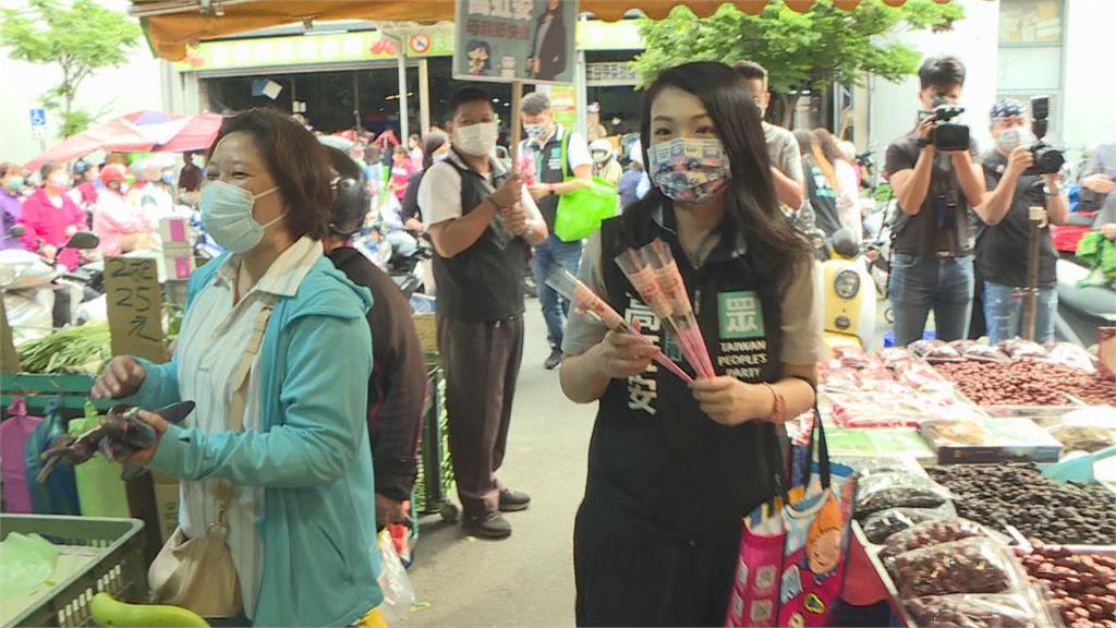 高虹安赴市場送<em>康乃馨</em>　選竹市長勢在必行？