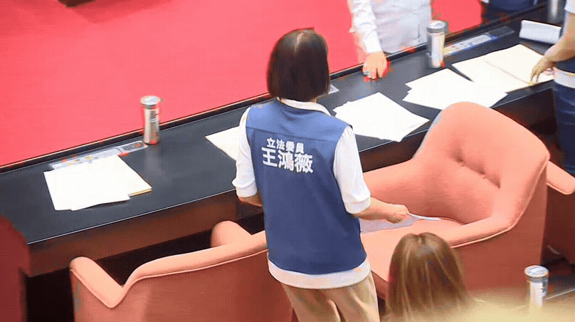 快新聞/吵什麼這麼氣?王鴻薇在院會摔文件 突對傅崐萁、林國成「嗆這句」