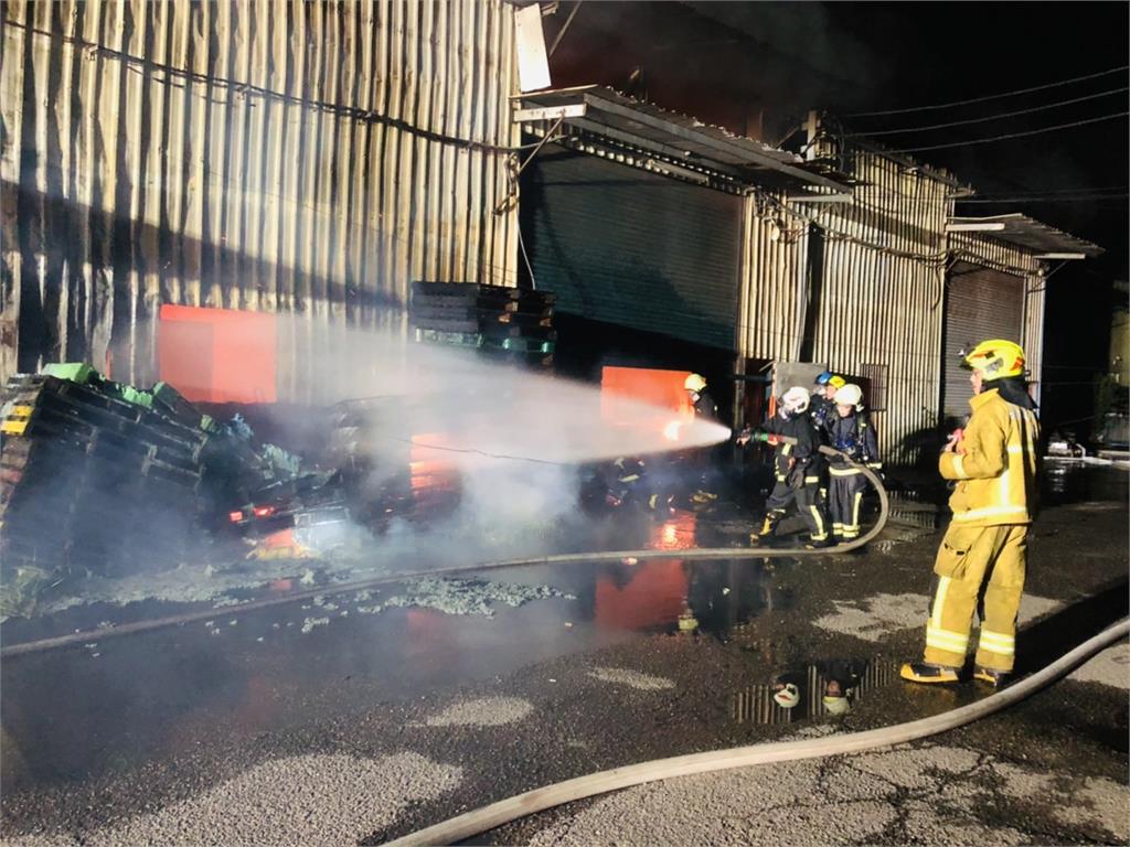 嘉義民雄「3工廠遭火噬」爆炸聲頻傳！　警消出動17輛消防車灌水搶救