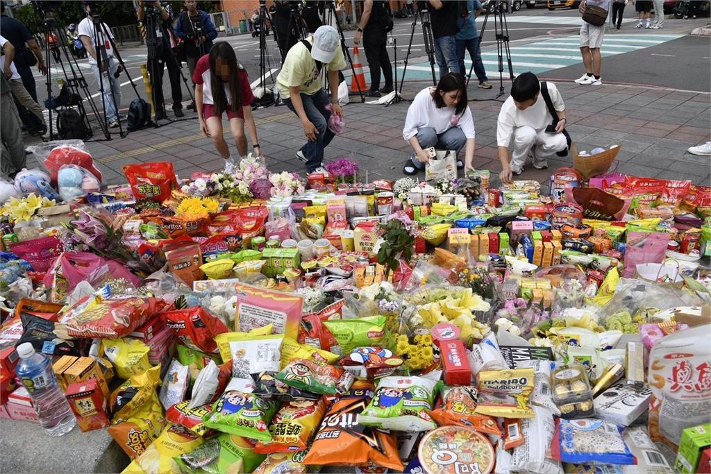 民眾湧三峽追思　「食物開始發臭」直播主坦言：本質整個變了