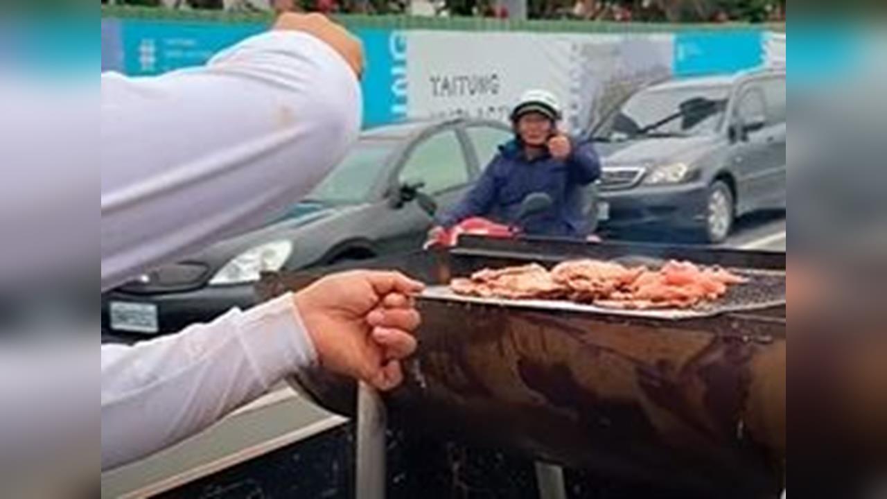 廟方貨車上烤肉沿路發給民眾　「騎車追肉」畫面曝！　網笑瘋「少這一味」