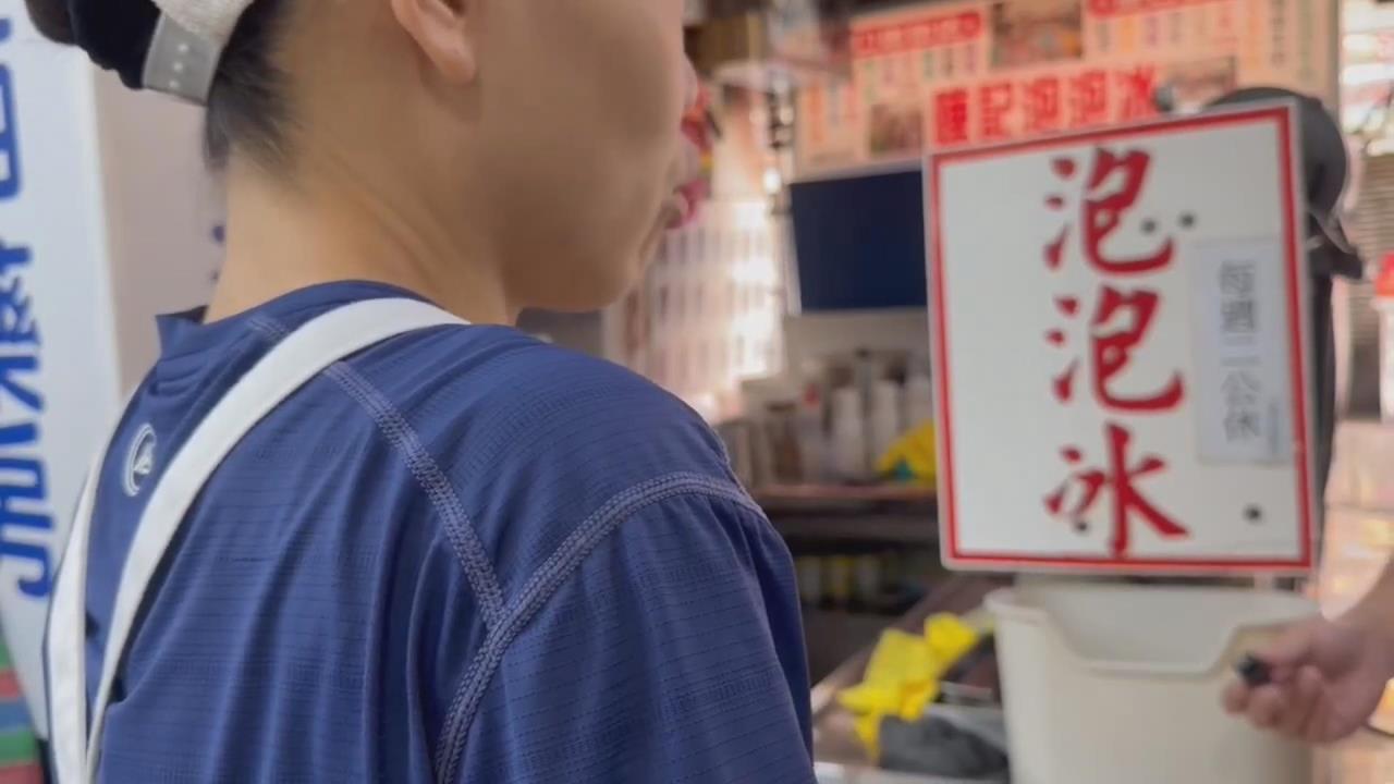 基廟口知名冰品驚見蟑螂腳　店員哽咽落淚：真的對不起