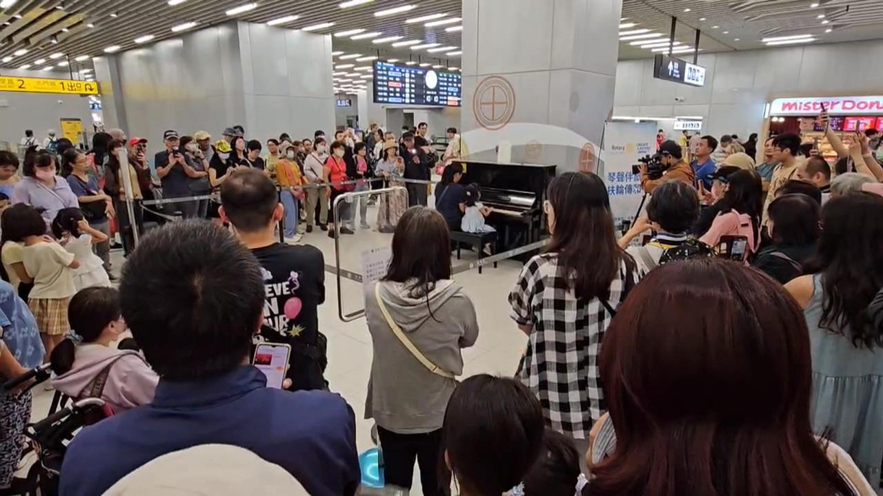 收假日！台南站「公共鋼琴」好熱鬧　吸民間好手切磋琴藝