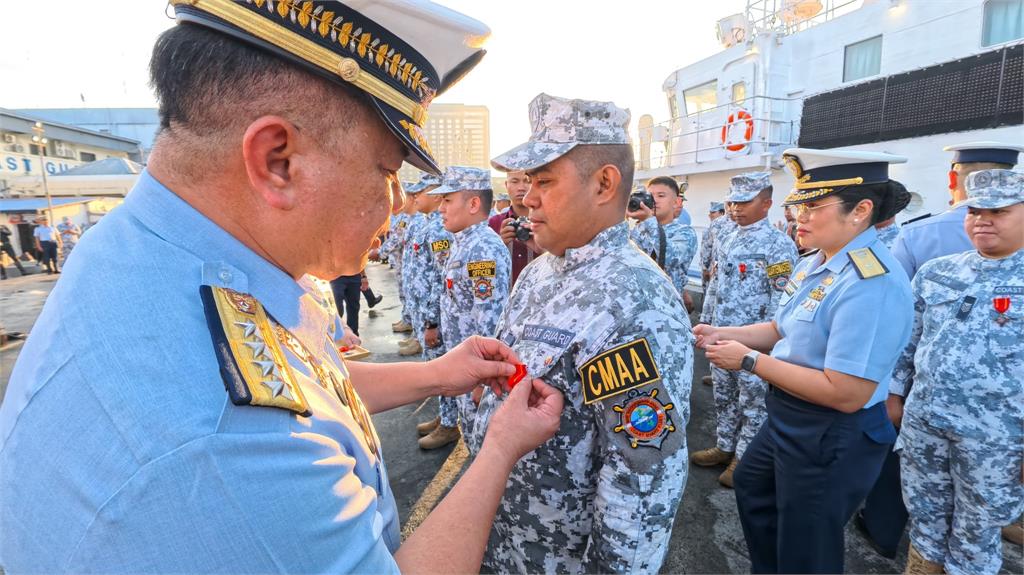 快新聞／中海警船追逐遭戲耍竟撞自家軍艦　菲海巡隊「蘇魯安號」返國受勳表揚