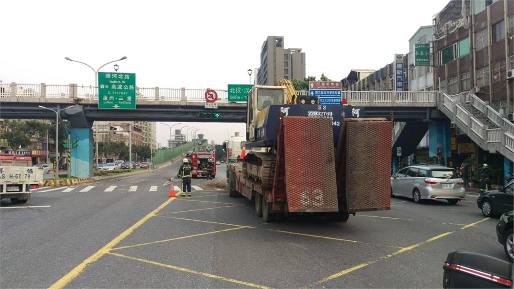 快訊／重慶北路發生事故！人行陸橋遭聯結車撞壞