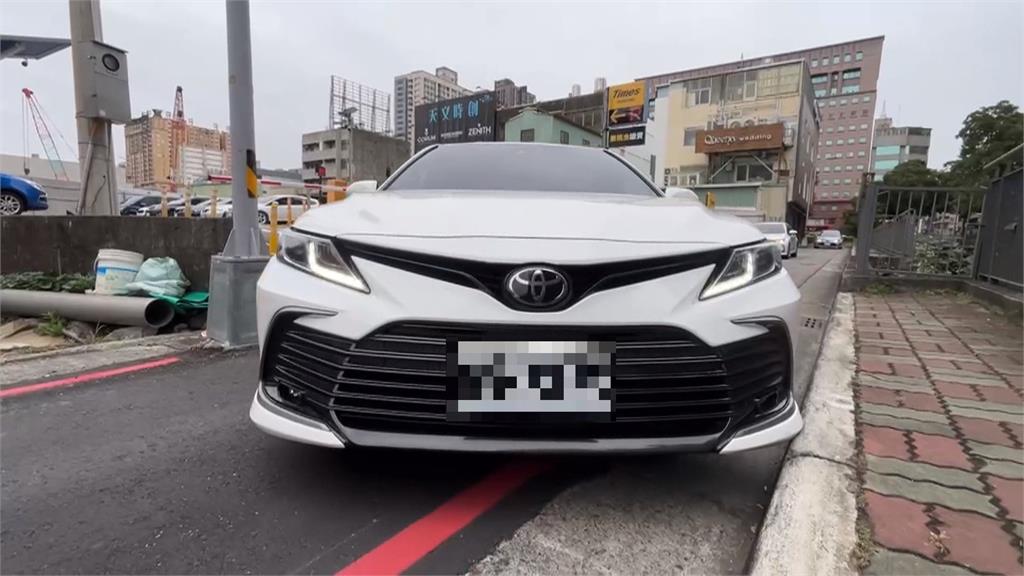 台中這處停車場堪稱「魔王等級」　多車主遇伏襲！旁邊路燈滿是戰績