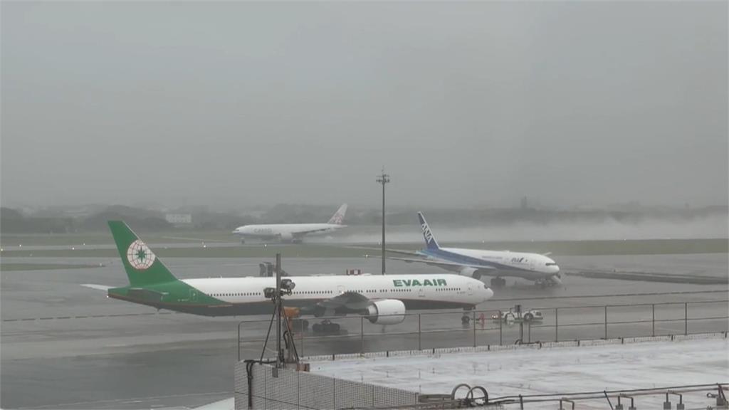 雷雨炸「陸海空」桃機6航班轉降.　捷運淡水線車廂成「小河」