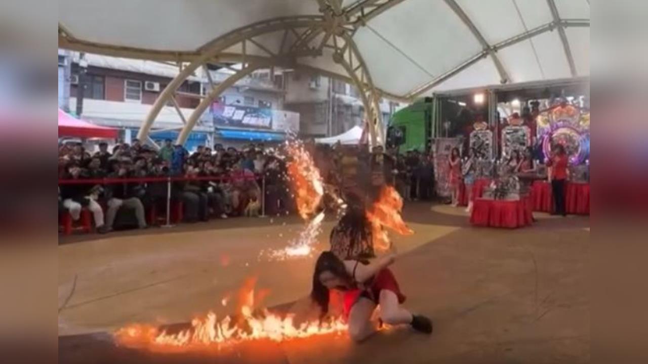 快新聞／桃園活動出事了！女舞者陷火海痛苦掙扎　上百群眾竟無人伸援