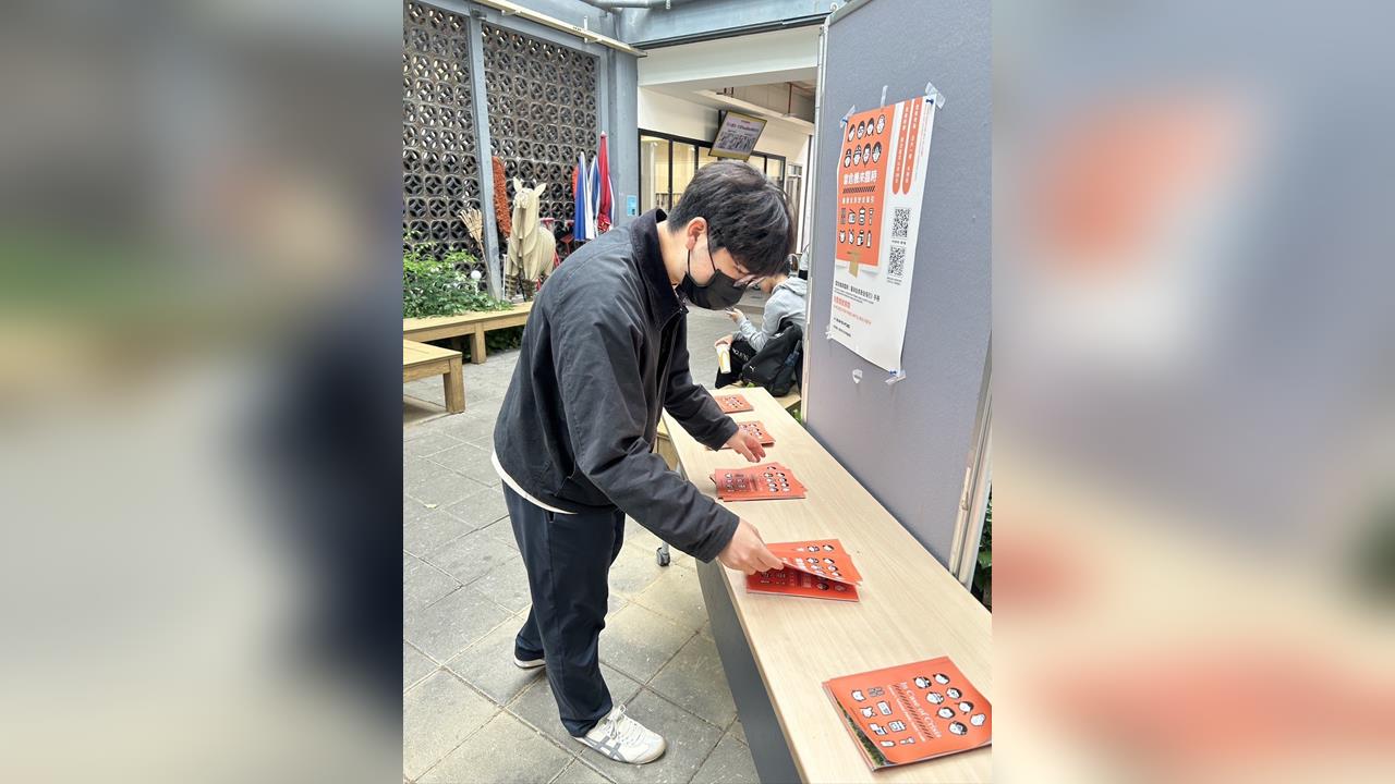 快新聞／住宿生、租屋族也領得到　台大生校園自主發放「小橘書」