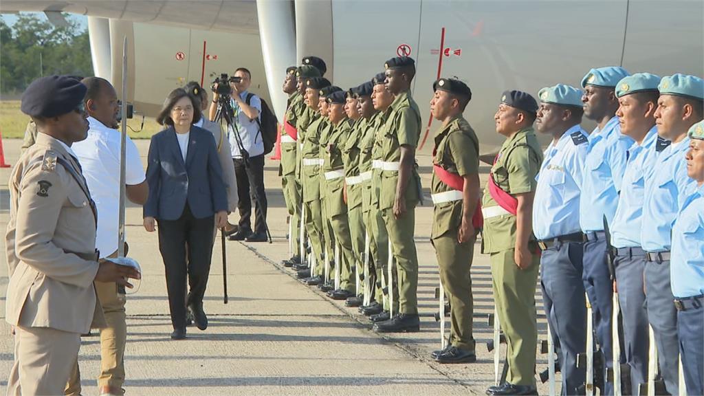 快新聞／蔡英文飛抵貝里斯！　貝國停機坪出動高規格軍禮、唱國歌迎接