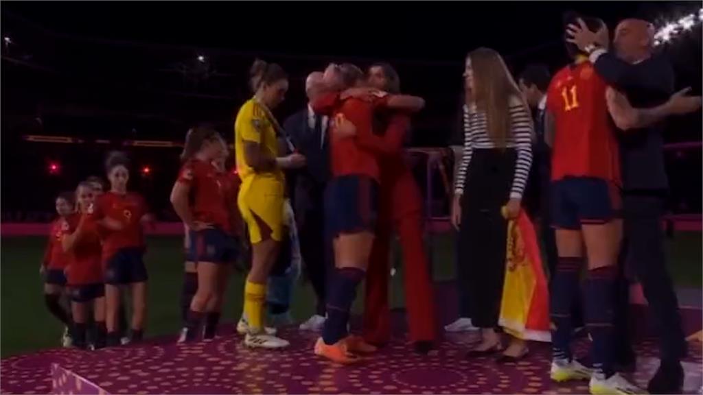 西班牙足協主席強吻女球星嘴　FIFA啟動紀律處分程序