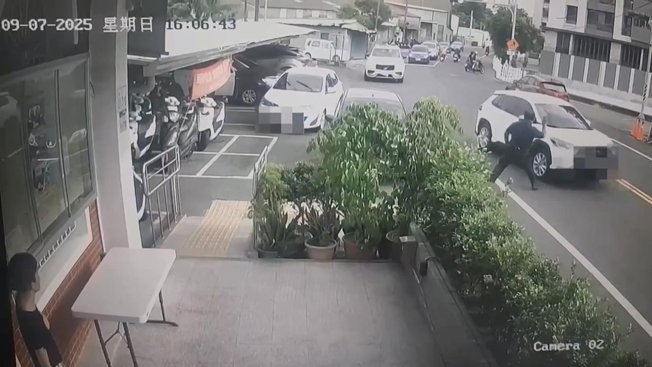 囂張!高雄女子不滿前男友另結新歡 撂人在警局前攔人衝撞