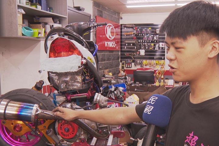 警盤查噪音機車 竟以鐵尺插入排氣管