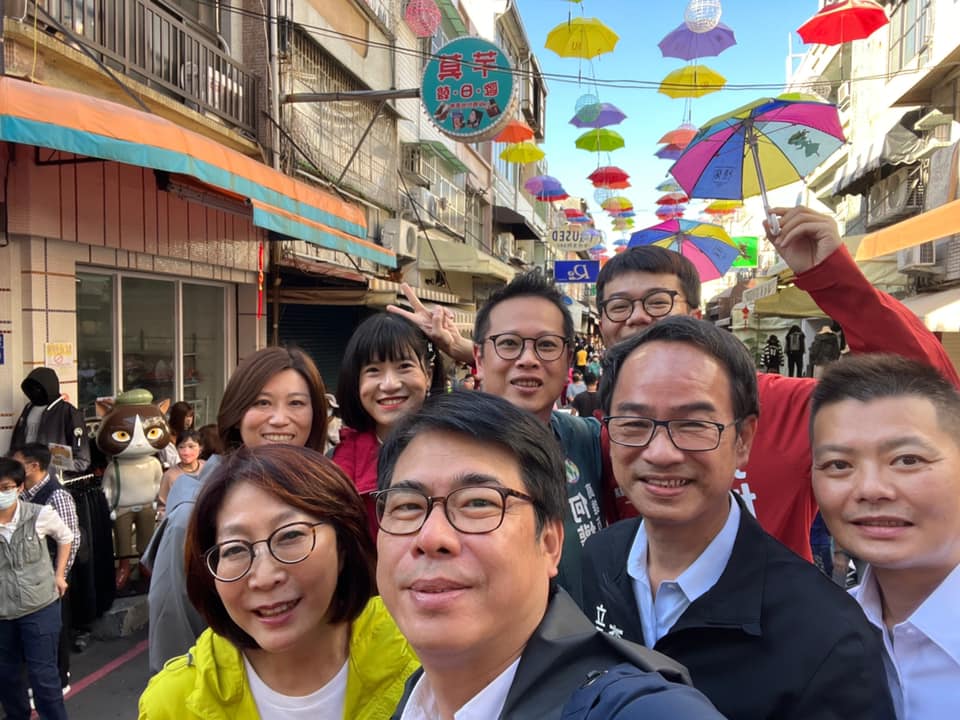 有夠皮!陳其邁出席活動狂戳破氣球 高雄議長笑喊:調皮搗蛋只好敲手手