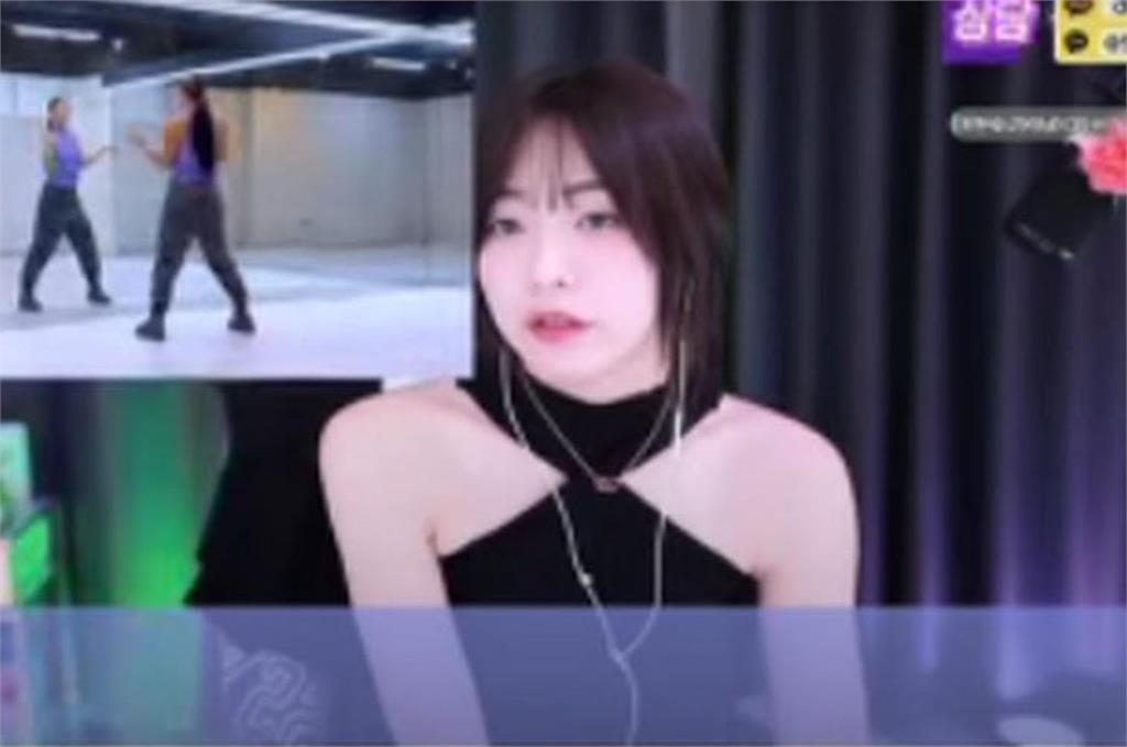 【有片】放送事故！辣模直播突遭黑衣男闖鏡熊抱　女上男下全被錄