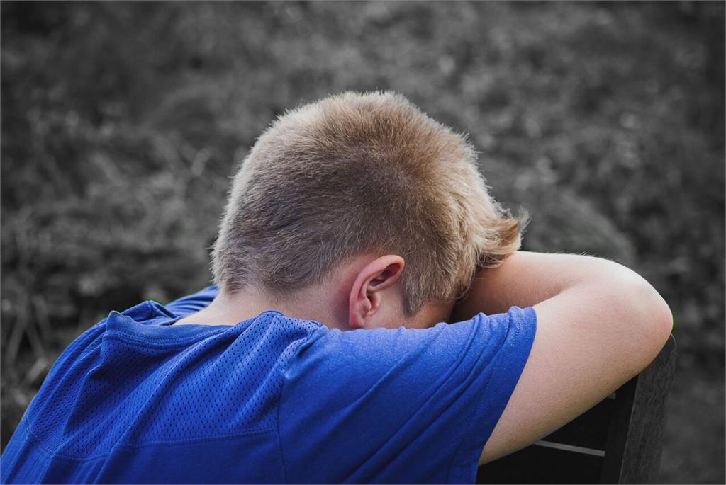 男生睡不好、青春期變暴力？   台大研究曝禍首在「家庭失能」