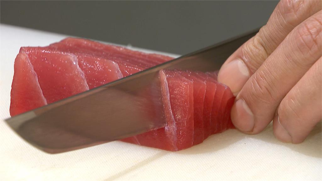 黑鮪魚頻傳「價崩」高級日料業者：做料理不能進幾百元的黑鮪魚