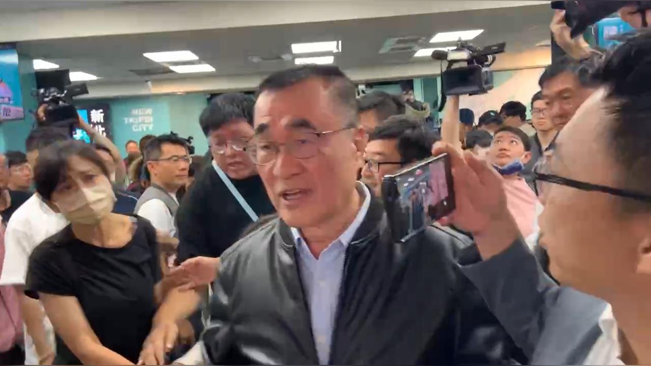 快新聞／怕被拖累？白營成立後援會　李四川同框黃國昌20分鐘就快閃
