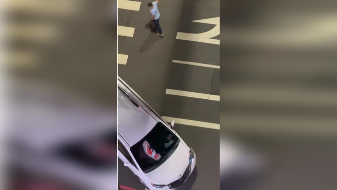 台中轎車自撞行人庇護島　「駕駛肇逃」全被高樓住戶拍下